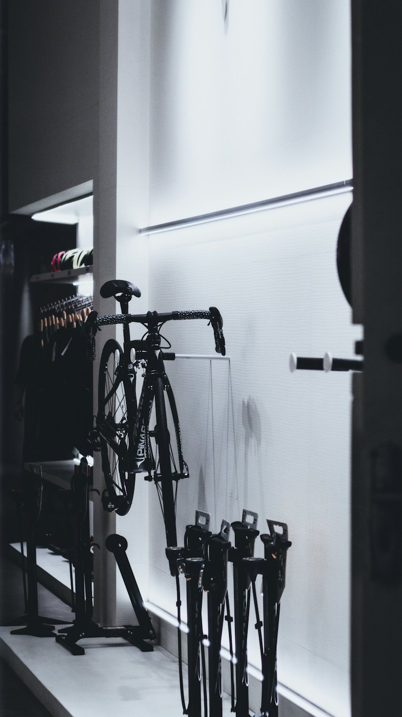 Bicicletta da strada nera esposta all'interno di un moderno negozio.